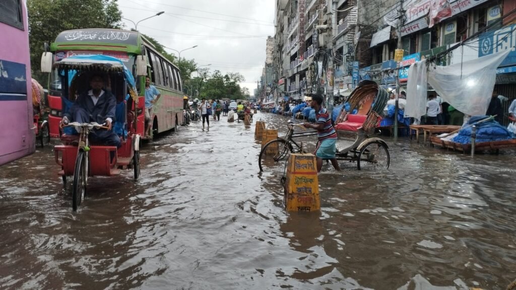 নিউ মার্কেটে পানি, ভোগান্তিতে মানুষ।