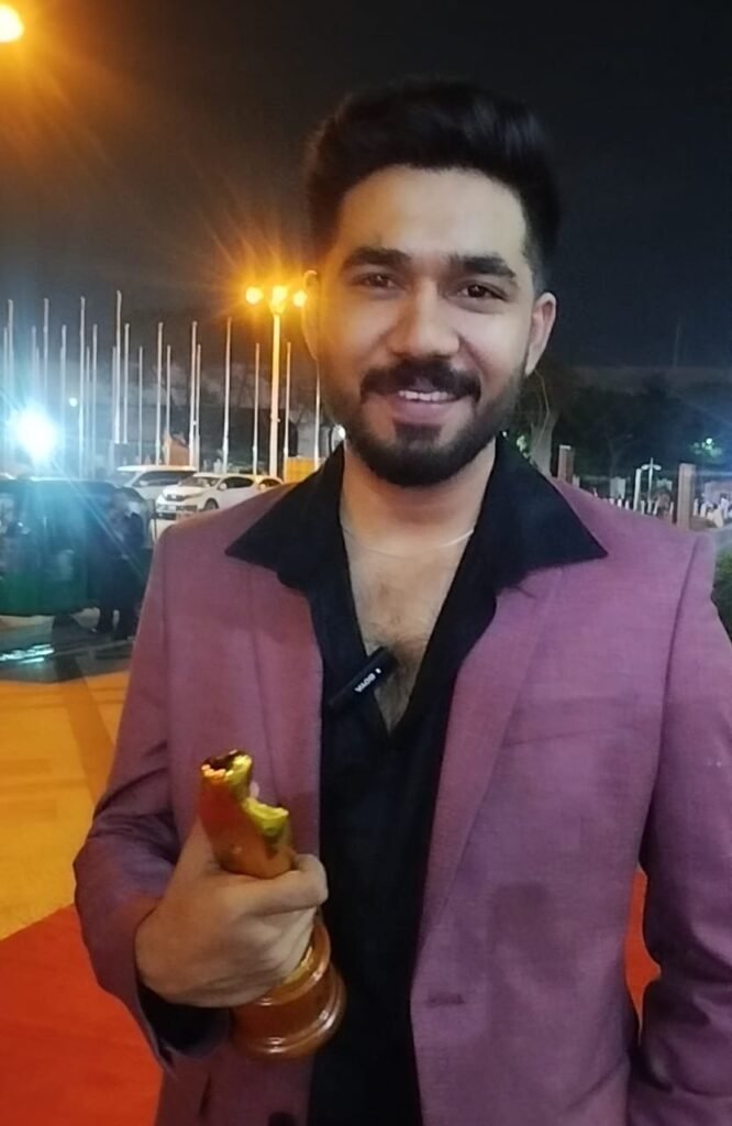 “রোদ বৃষ্টির গল্প এ অভিনয়ের জন্য সেরা অভিনেতার পুরস্কার জিতলেন – খায়রুল বাশার “